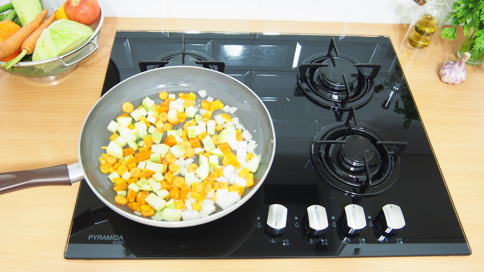 Нарізаємо цибулю, кабачок, перець і моркву - і обсмажуємо в сковорідці
