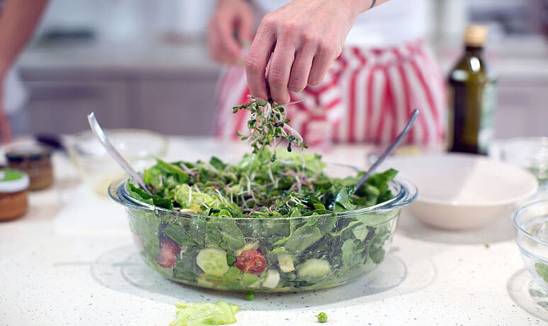 Як приготувати салат зі свіжої зелені, моцарели і черрі