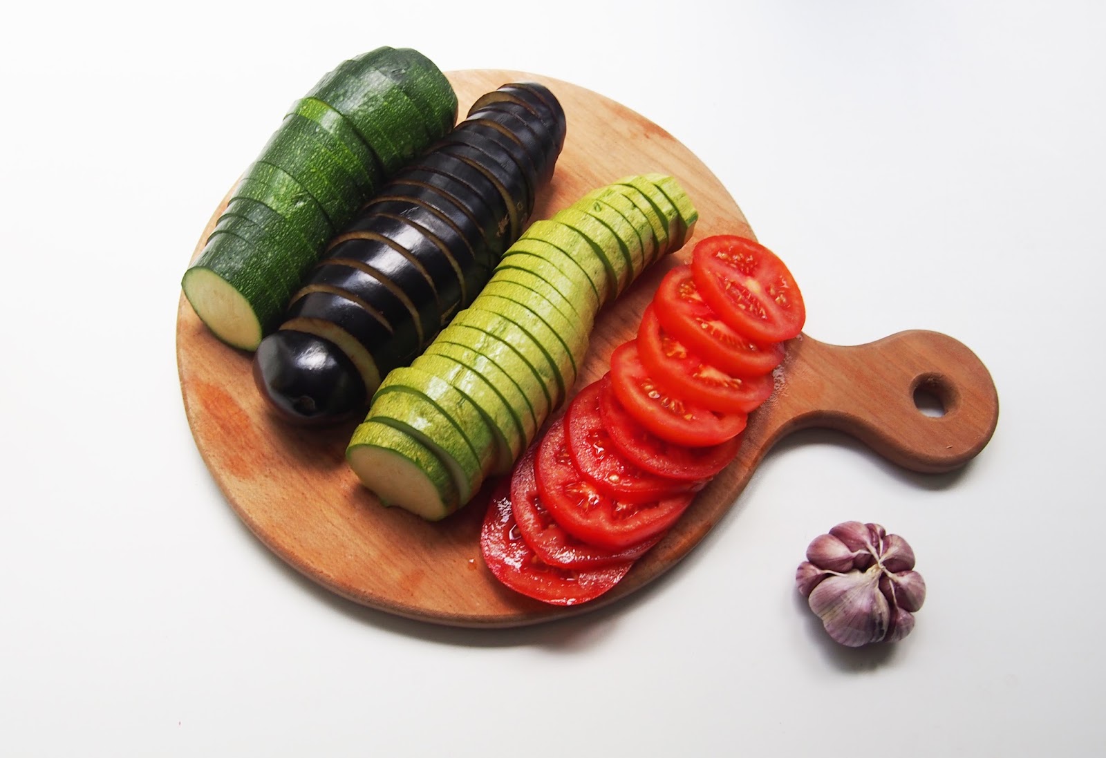 Приступаємо до овочів: томати, кабачки, цукіні, баклажани нарізаємо кільцями однакового розміру.