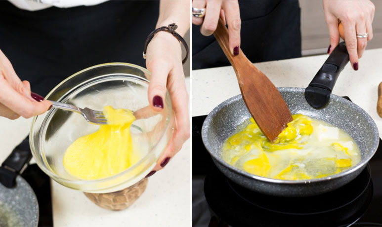 Яйця спочатку злегка зіб'ємо в мисочці і тільки потім вилити на сковороду. Не чекайте поки яйця візьмуться кіркою, відразу починайте помішувати їх лопаткою від країв до середини сковорідки.