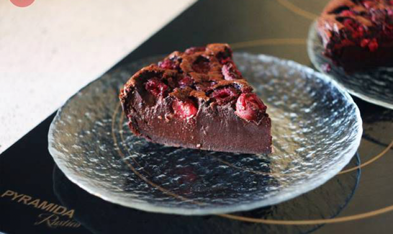 Шоколадний клафуті з ягодами - Рецепт від Pyramida